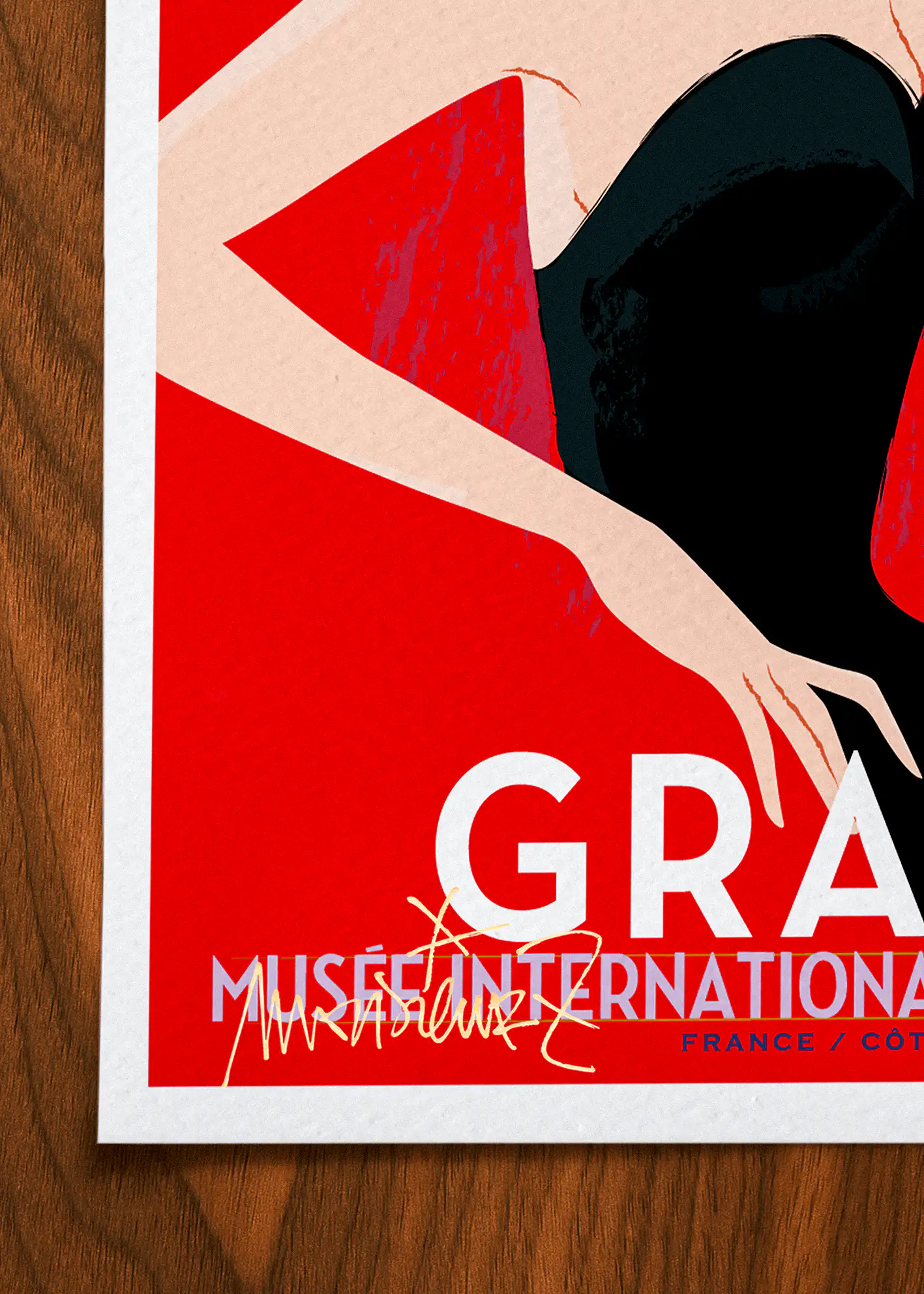 236 | Grasse Fille fond rouge