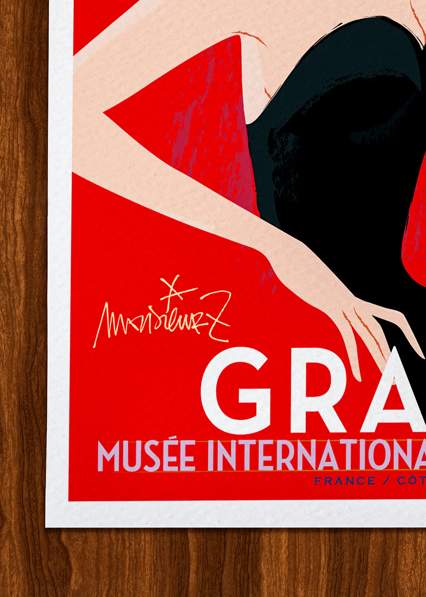 236 | Grasse Fille fond rouge