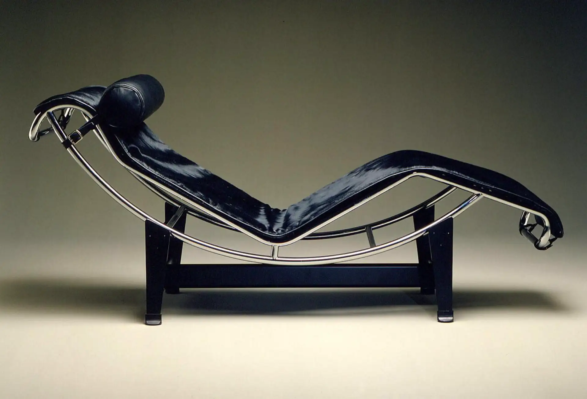 Charlotte Perriand  Chaise LC4